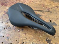 Sedlo Specialized Power Comp black 143mm