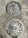 Brzdy Sram code, kotouče Shimano, destičky Galfer, WTB pneu
