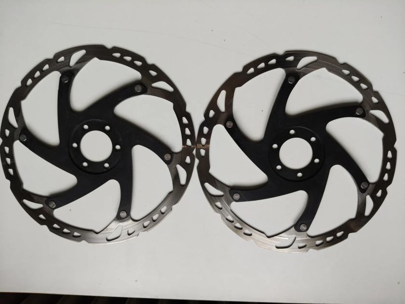 Brzdy Sram code, kotouče Shimano, destičky Galfer, WTB pneu
