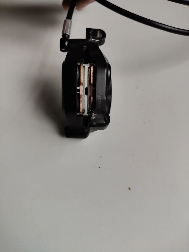 Brzdy Sram code, kotouče Shimano, destičky Galfer, WTB pneu