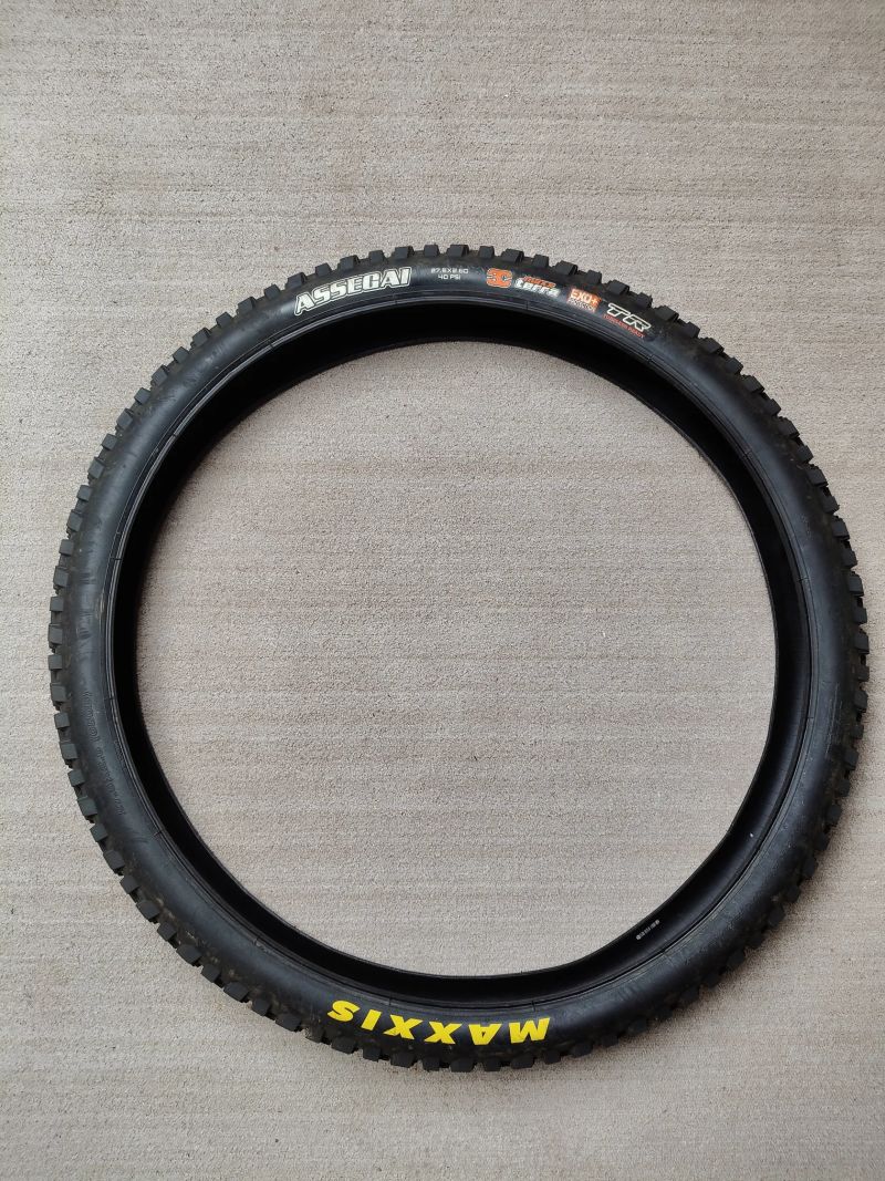 Brzdy Sram code, kotouče Shimano, destičky Galfer, WTB pneu