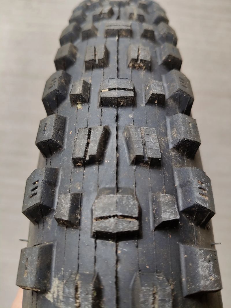 Brzdy Sram code, kotouče Shimano, destičky Galfer, WTB pneu