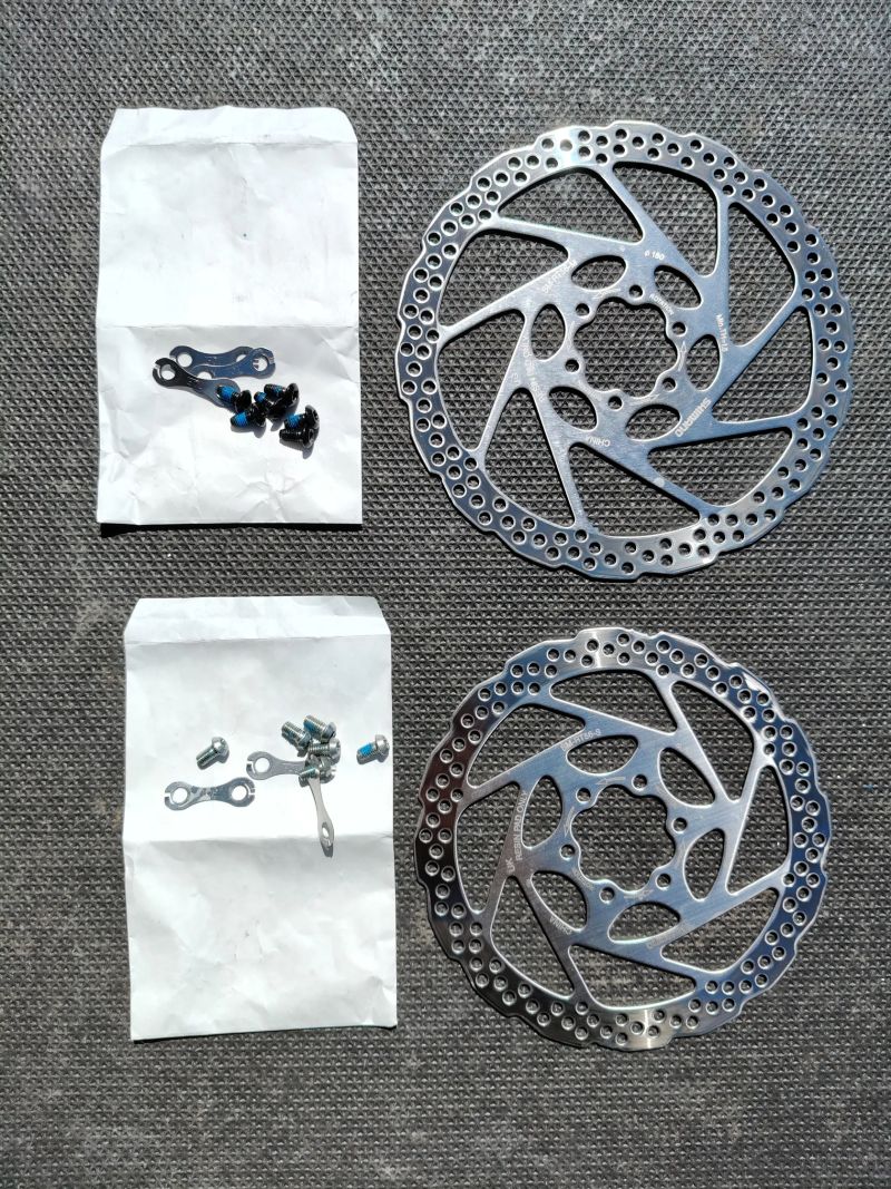 Brzdy Sram code, kotouče Shimano, destičky Galfer, WTB pneu