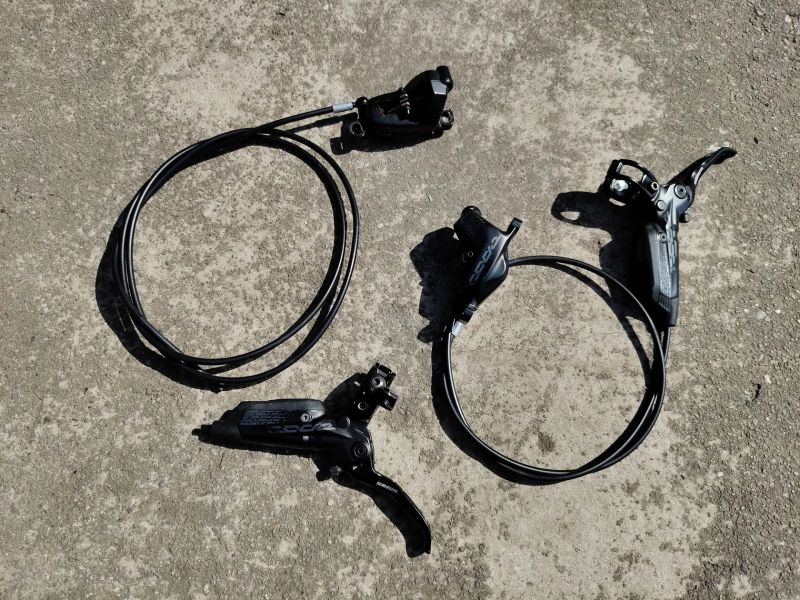 Brzdy Sram code, kotouče Shimano, destičky Galfer, WTB pneu