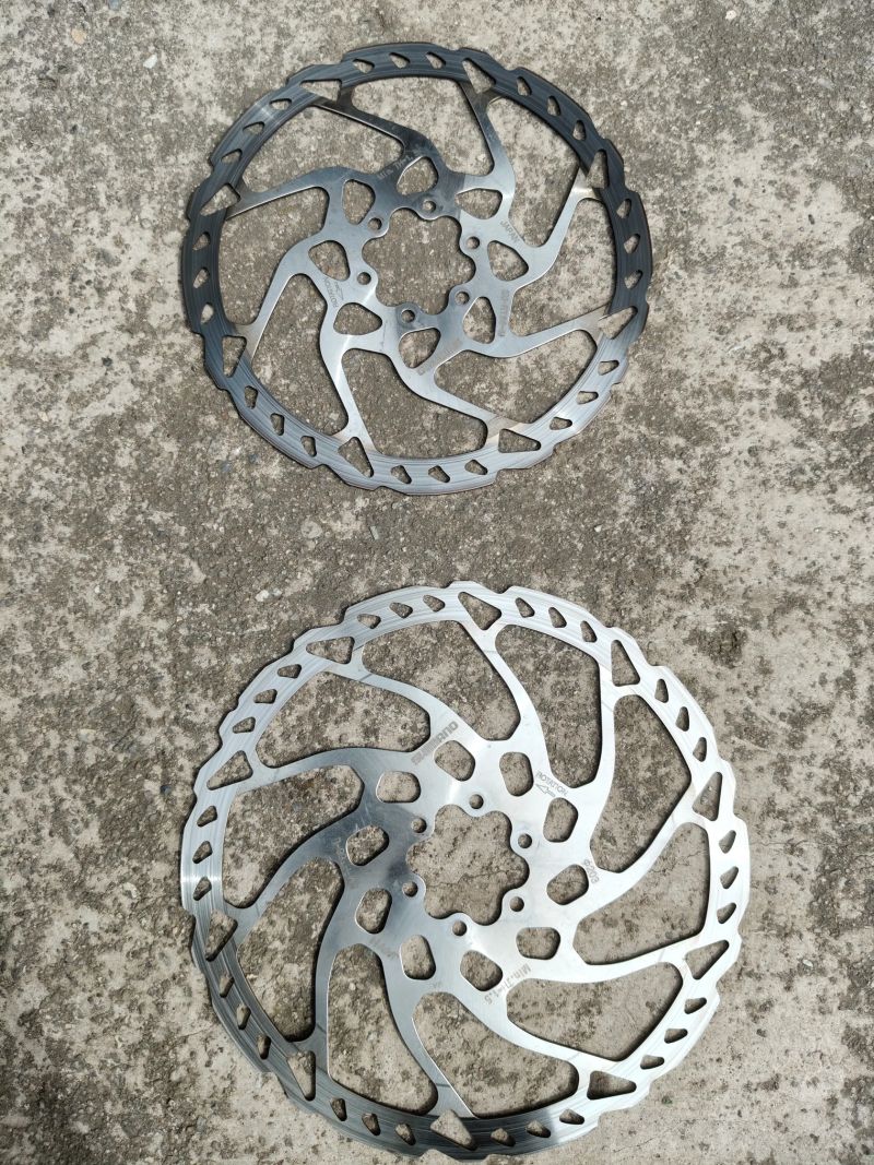 Brzdy Sram code, kotouče Shimano, destičky Galfer, WTB pneu