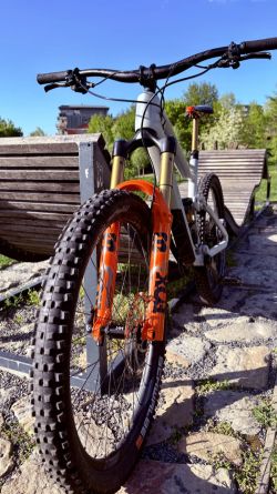 Zánovní karbonový enduro speciál Radon HD 10
