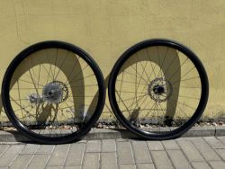Prodám zapletená kola Giant PR-2 – 700C, kotouče, kazeta, pláště (kompletní set)