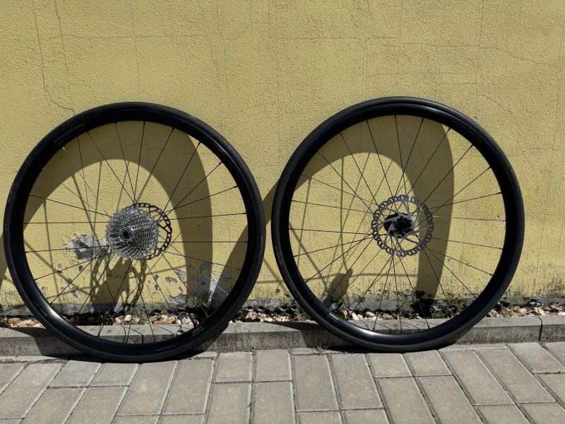 Prodám zapletená kola Giant PR-2 – 700C, kotouče, kazeta, pláště (kompletní set)