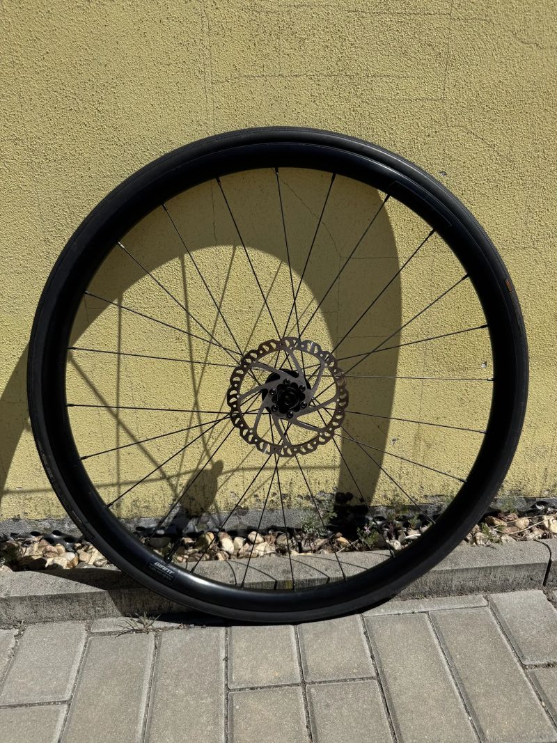 Prodám zapletená kola Giant PR-2 – 700C, kotouče, kazeta, pláště (kompletní set)