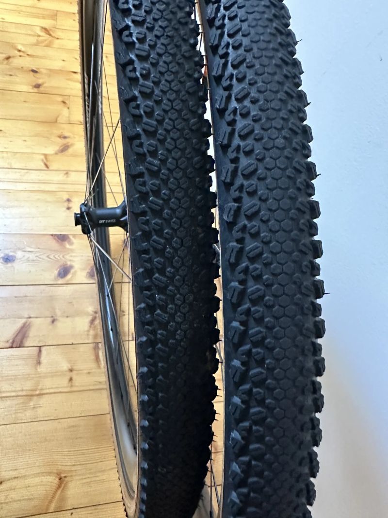 DT Swiss G1800 25 Gravel zapletená kola 