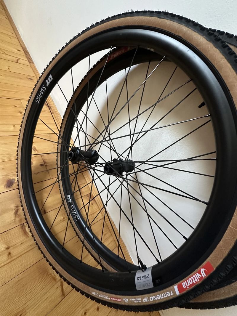 DT Swiss G1800 25 Gravel zapletená kola 