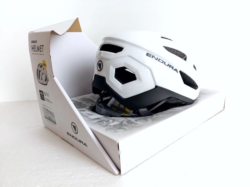Endura Xtract MIPS white. Velikost M/L 55-59cm