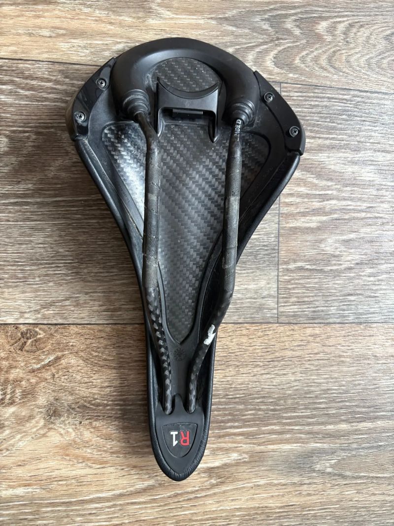 Karbonové sedlo Fizik Aliante R1 (145 mm)