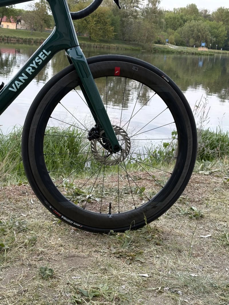 Van Rysel EDR CF (vel. XL) v záruce + TOP aero upgrady Fulcrum & 3T