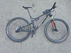 Specialized Epic Comp 29 se zlomenou zadní stavbou