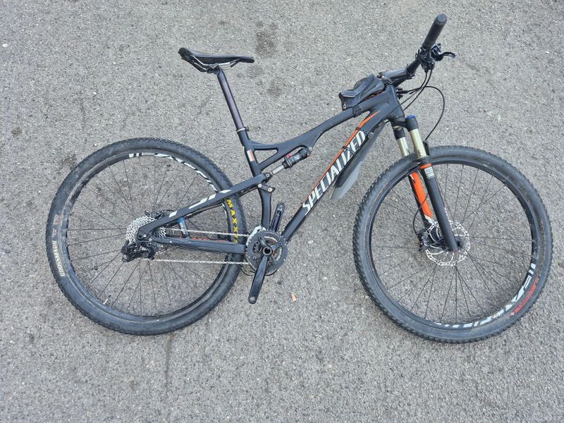 Specialized Epic Comp 29 se zlomenou zadní stavbou