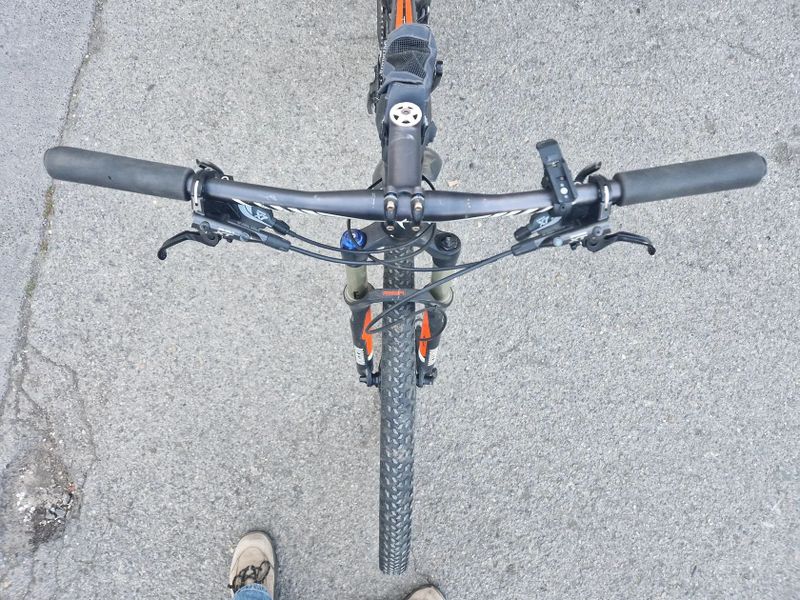 Specialized Epic Comp 29 se zlomenou zadní stavbou