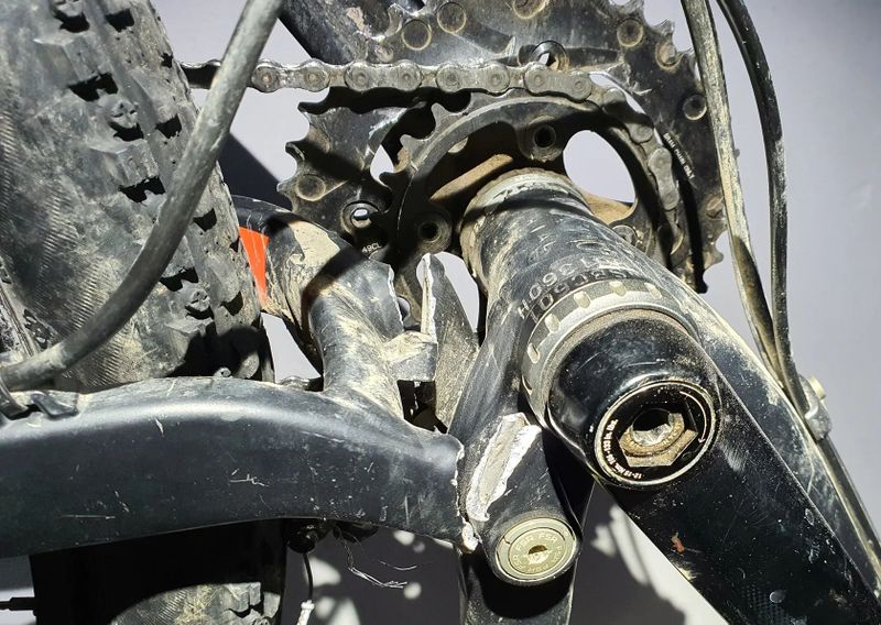 Specialized Epic Comp 29 se zlomenou zadní stavbou