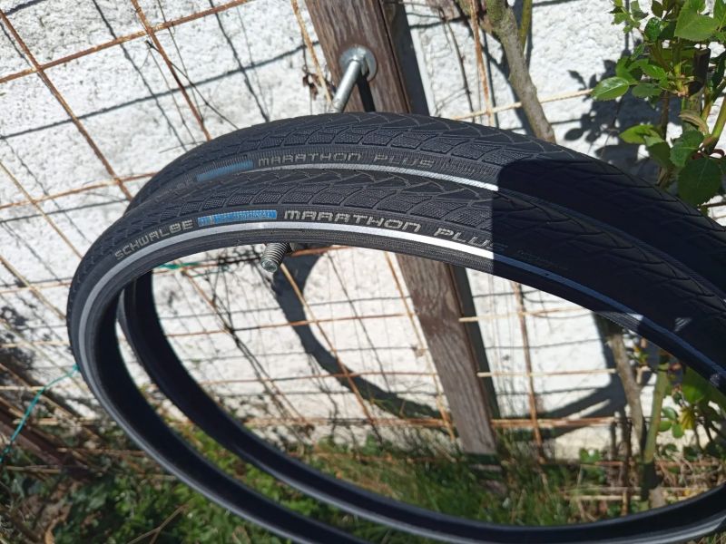 2x pláště SCHWALBE Marathon Plus 28x1.25 nejvyšší ochrana proti propíchnutí