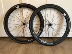 prakticky nová super kola DT SWISS ER 1600 + Vittoria Terreno Mix (tubeless)