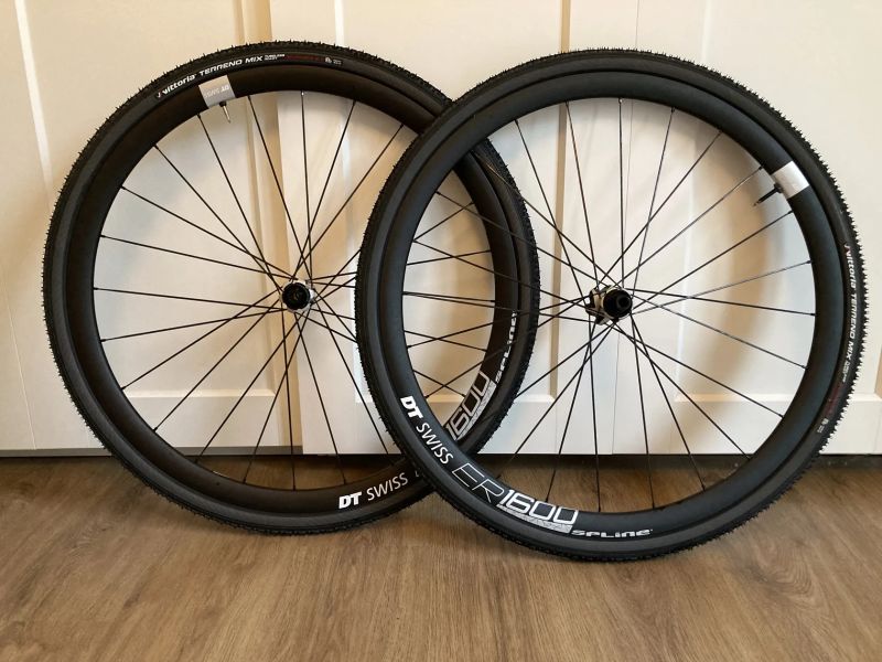 prakticky nová super kola DT SWISS ER 1600 + Vittoria Terreno Mix (tubeless)