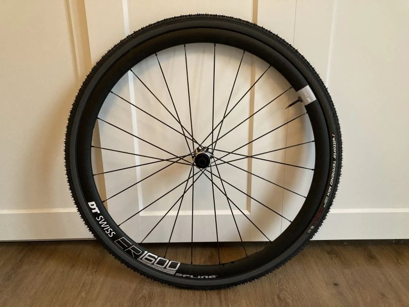 prakticky nová super kola DT SWISS ER 1600 + Vittoria Terreno Mix (tubeless)