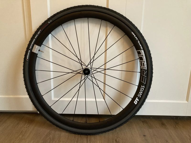 prakticky nová super kola DT SWISS ER 1600 + Vittoria Terreno Mix (tubeless)