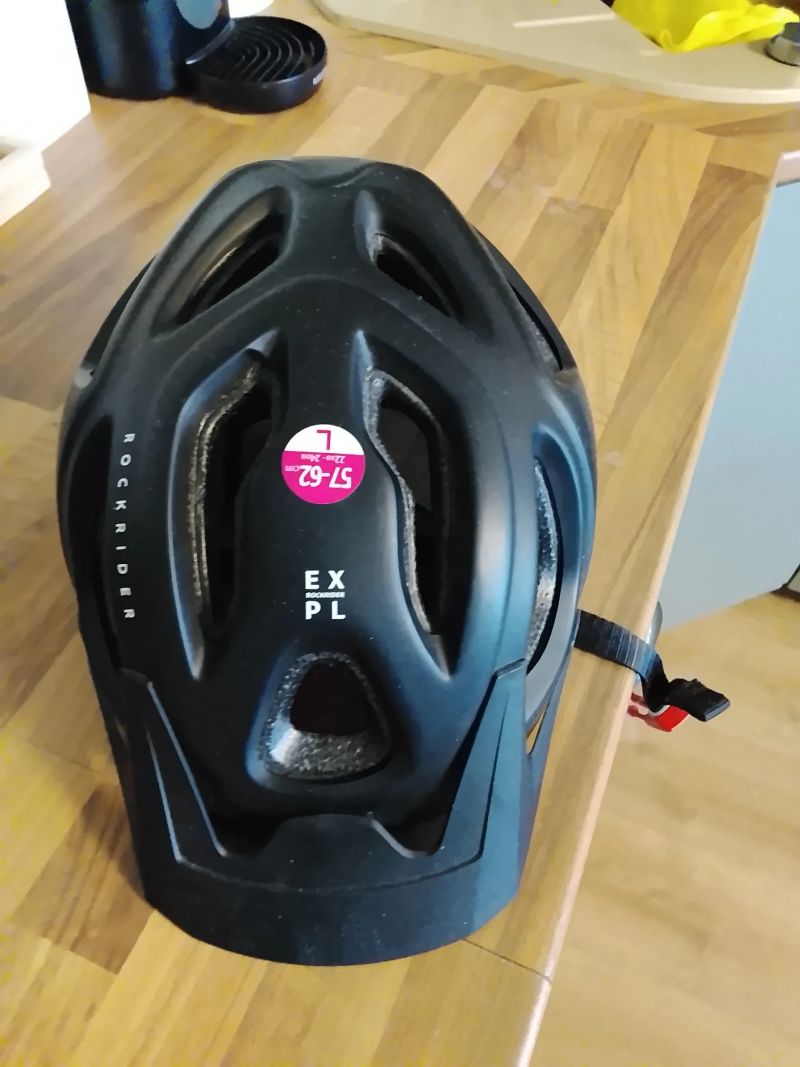 Prodám novou silniční helmu