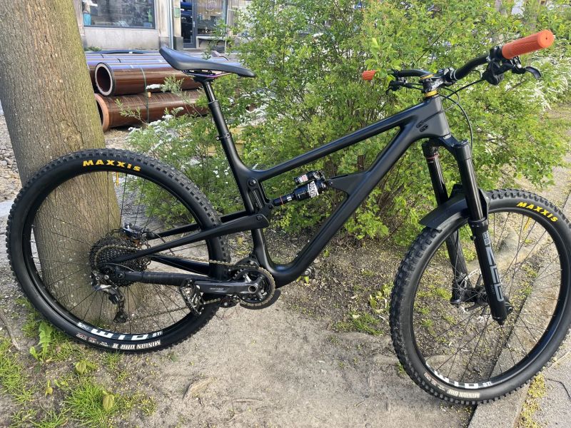 Enduro / trailové karbonové kolo na Shimano XT, Rock Shox Zeb 180mm