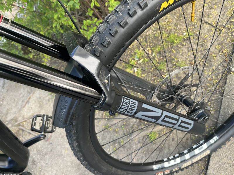 Enduro / trailové karbonové kolo na Shimano XT, Rock Shox Zeb 180mm
