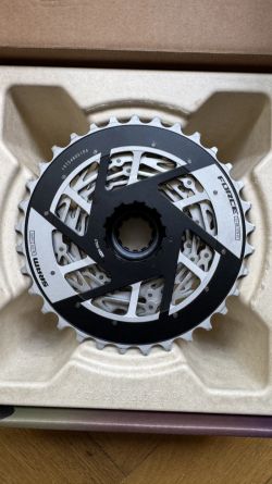 Kazeta SRAM Force E1 XG-1270 12s, 10-33z — voskovaná, 1000 km
