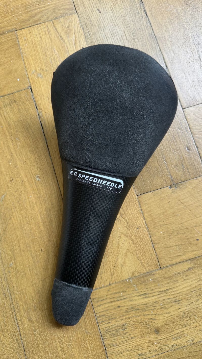 Sedlo TUNE Speedneedle Alcantara, ~87 g — top stav, karbon