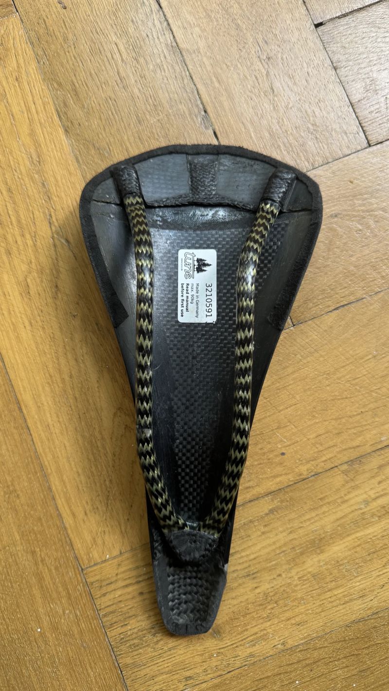 Sedlo TUNE Speedneedle Alcantara, ~87 g — top stav, karbon