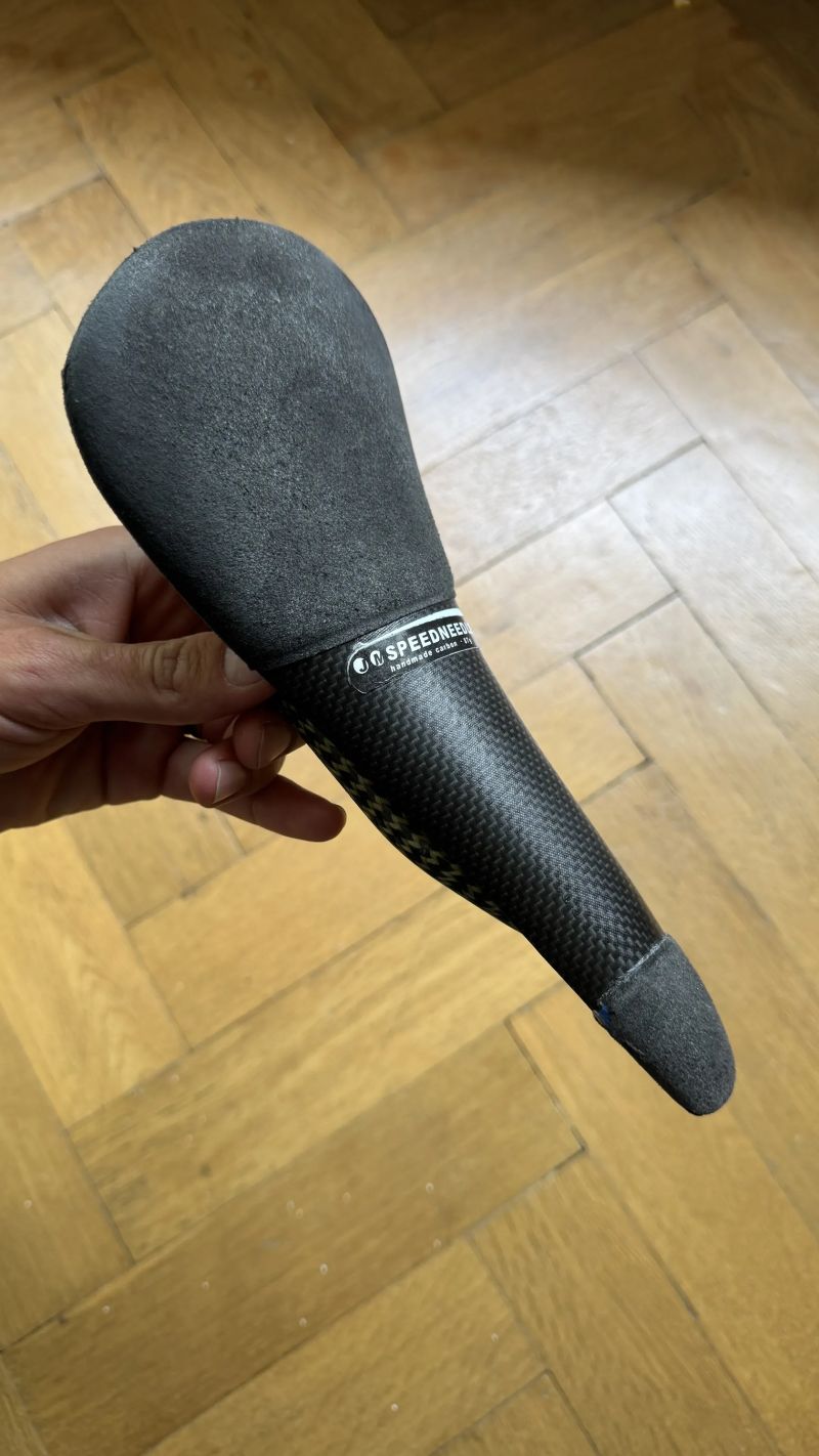 Sedlo TUNE Speedneedle Alcantara, ~87 g — top stav, karbon