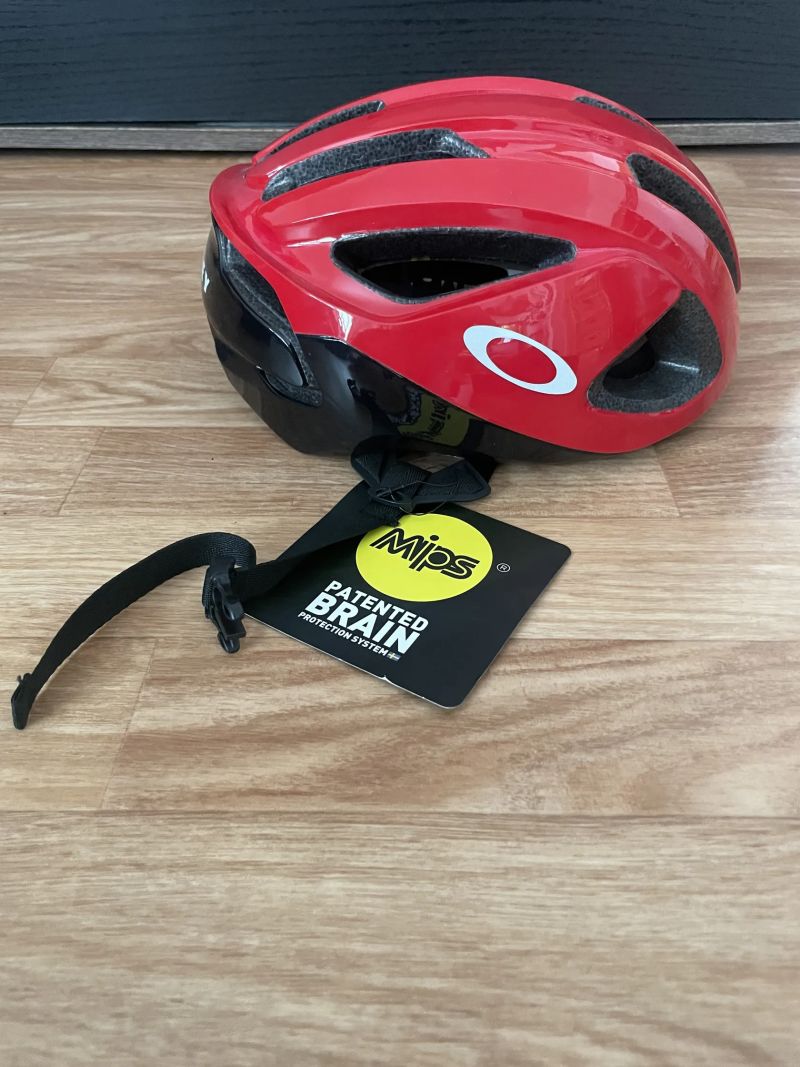 Cyklistická přilba OAKLEY