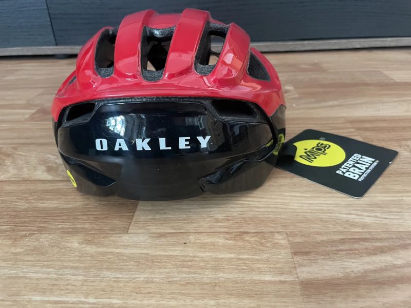Cyklistická přilba OAKLEY