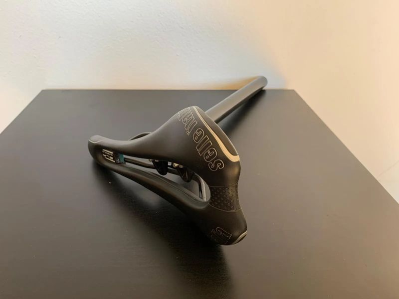 sedlo Selle Italia SLR včetně karbonové sedlovky