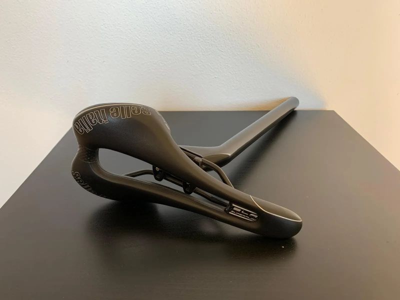 sedlo Selle Italia SLR včetně karbonové sedlovky
