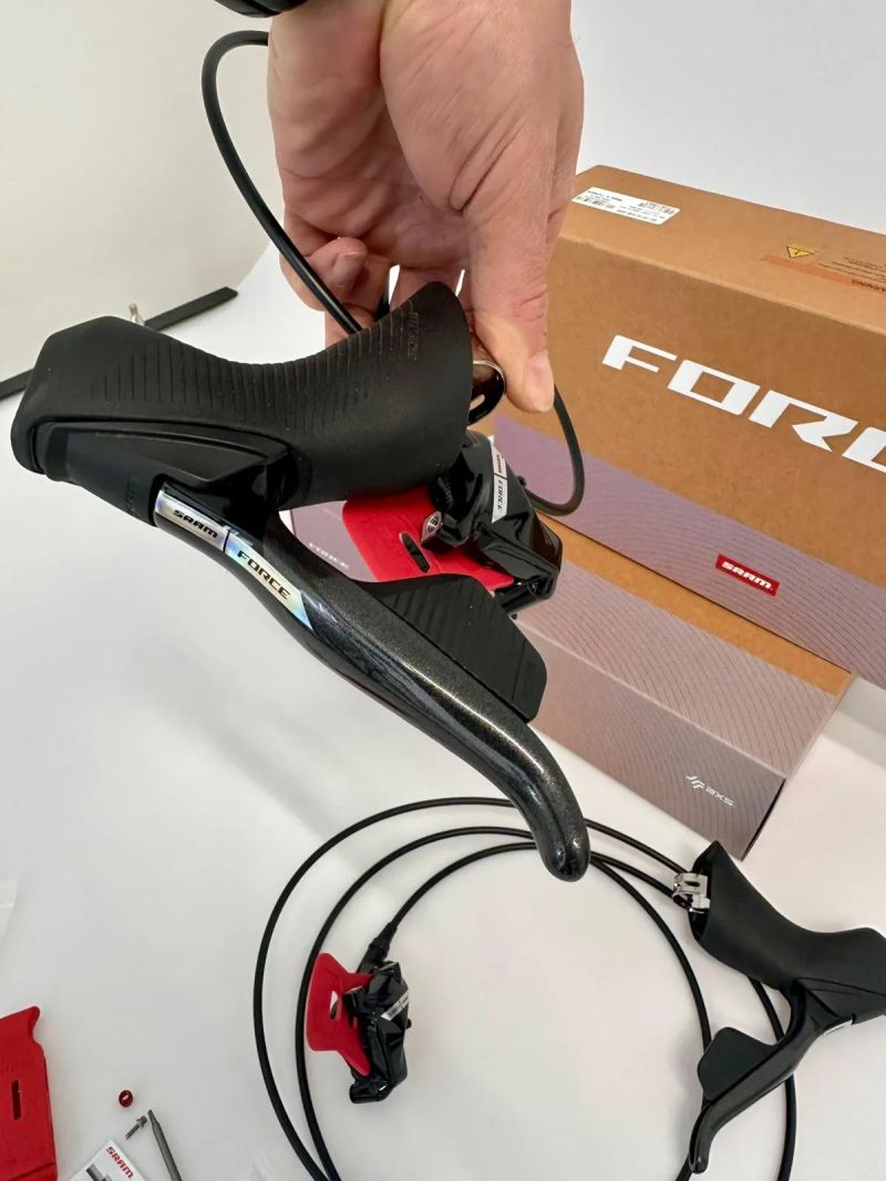 Brzdové a řadící páky SRAM Force D2 AXS sada s příslušenstvím