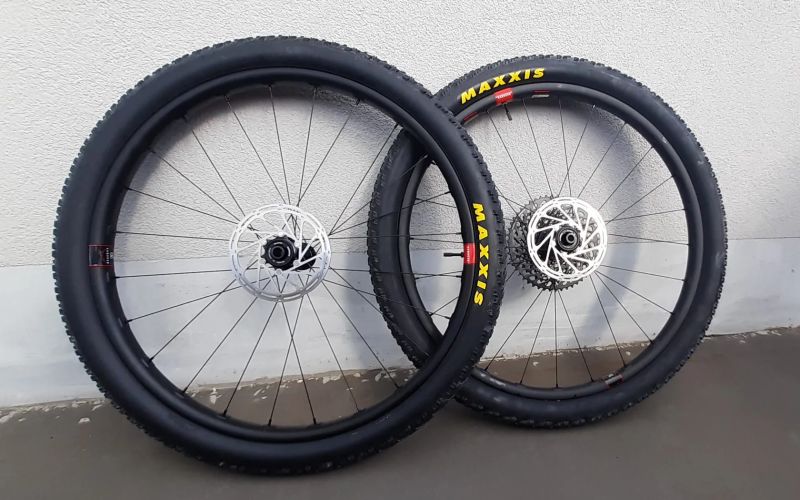 NOVÁ karbonová kola Reserve 28|XC 29" – Industry Nine 1/1 + kazeta + disky + pneu