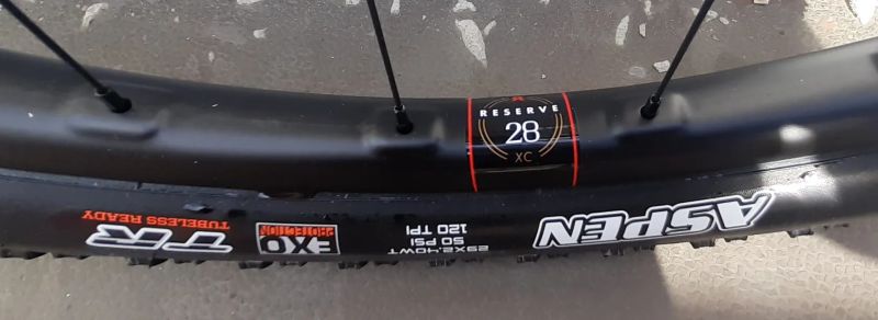 NOVÁ karbonová kola Reserve 28|XC 29" – Industry Nine 1/1 + kazeta + disky + pneu
