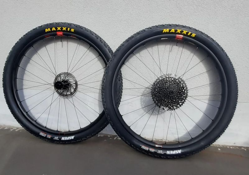 NOVÁ karbonová kola Reserve 28|XC 29" – Industry Nine 1/1 + kazeta + disky + pneu