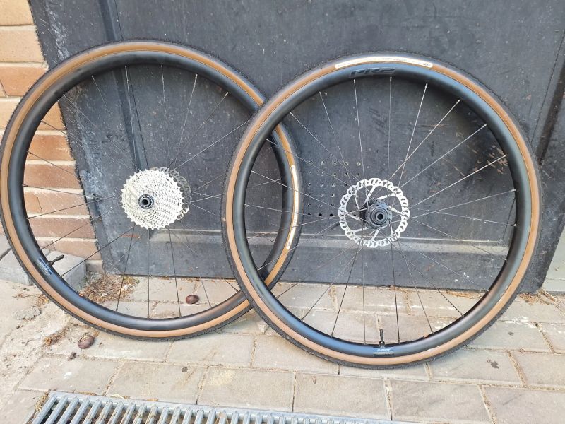 Giant TCR, Ultegra, Oboustranný wattmetr, kola ZIPP 404, rodla PRO PLT Ergo, carbon ramínko atd