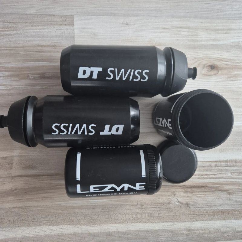 ZAMLUVENO 2 x bidon DT Swiss 0,5 + 2 x Lezyne Flow Caddy