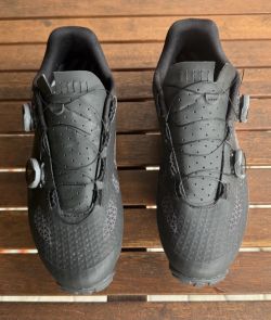 Tretry MTB pánské Giro Sector Black/Dark Shadow, vel.43