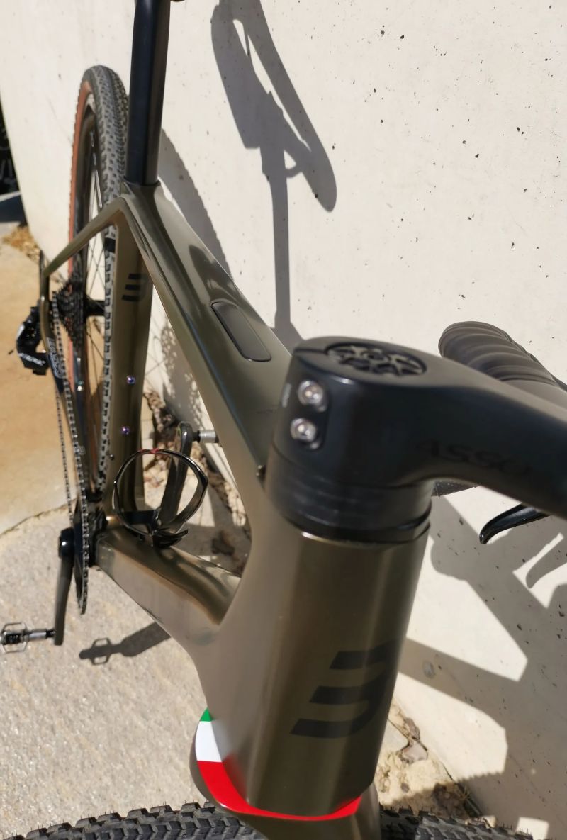 Basso Palta v Top stavu i osazení:El.řazení SRAM Force/Apex AXS,Wattmetr..Handmade Italy