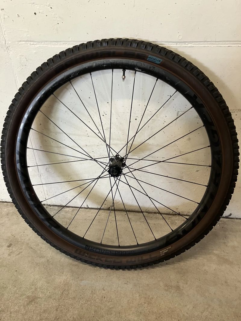 Bontrager přední karbonové kolo Kovee Pro 29" boost 15x110 