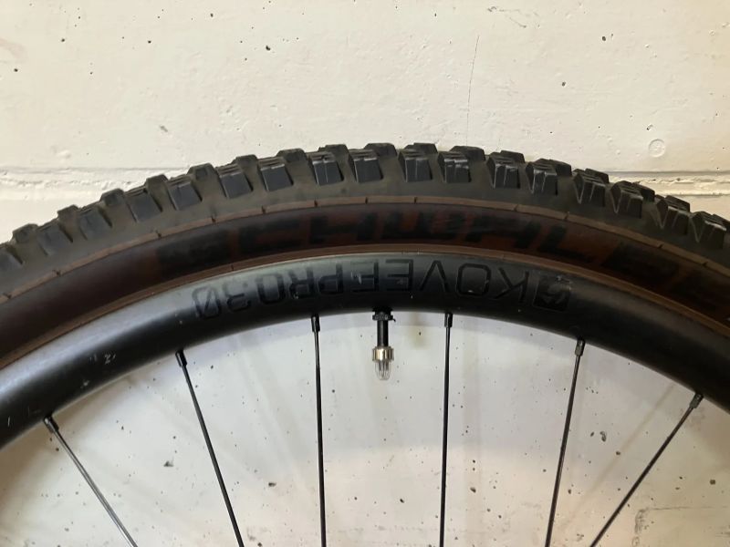 Bontrager přední karbonové kolo Kovee Pro 29" boost 15x110 