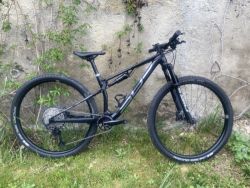Černý Superior XF 939 RC (velikost S) pro mladého nadšence