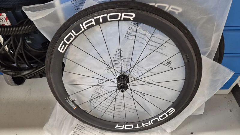 Karbonová ráfková silniční kola Equator 45T – galusky, DT Swiss výplety, keramická ložiska